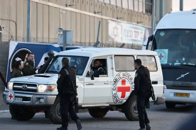 إعلام عبري: إطلاق سراح الأسرى الإسرائيليين من غزة يبدأ صباح الاثنين على دفعتين